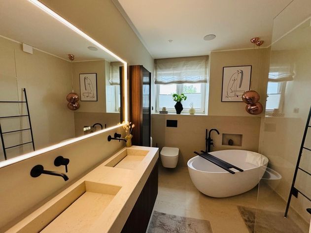 Badezimmeransicht mit stilvollen Akzenten