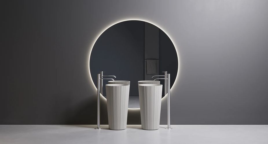 Bild von zwei Waschbecken vor einem Spiegel