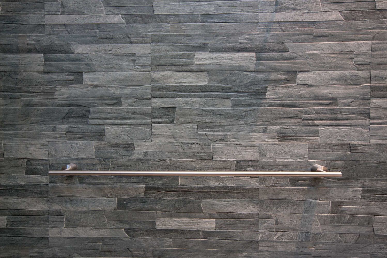 Helles Badezimmer mit Dusche und Handtuchhalter