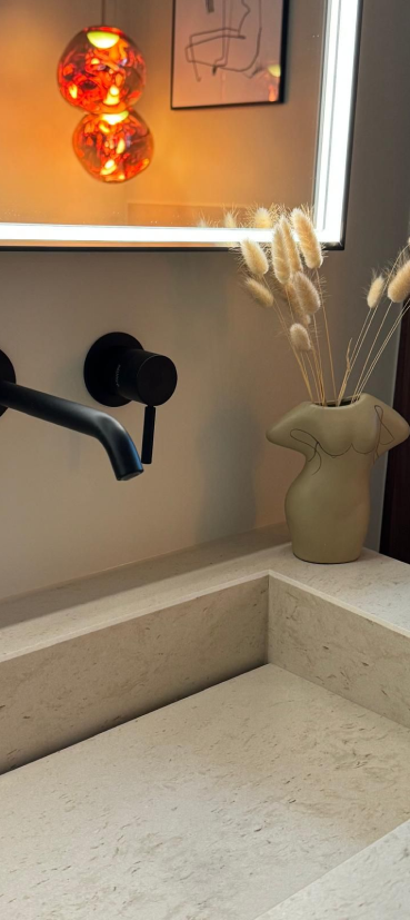 Waschbecken mit LED Spiegel